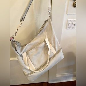 Lo & Sons Catalina Deluxe Tote, size small in dove grey.